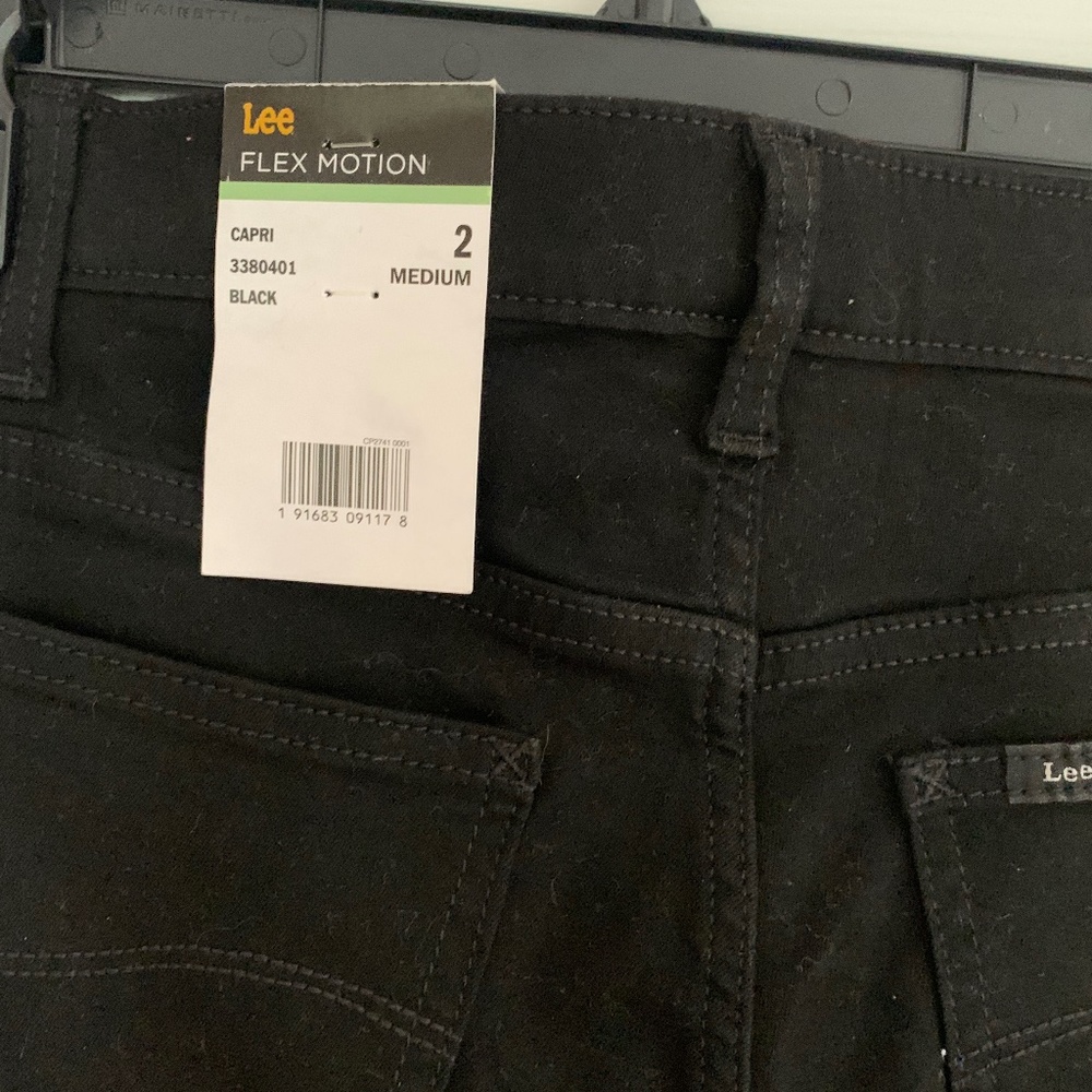 Women's Lee Capris Pants - Picture 5 of 9